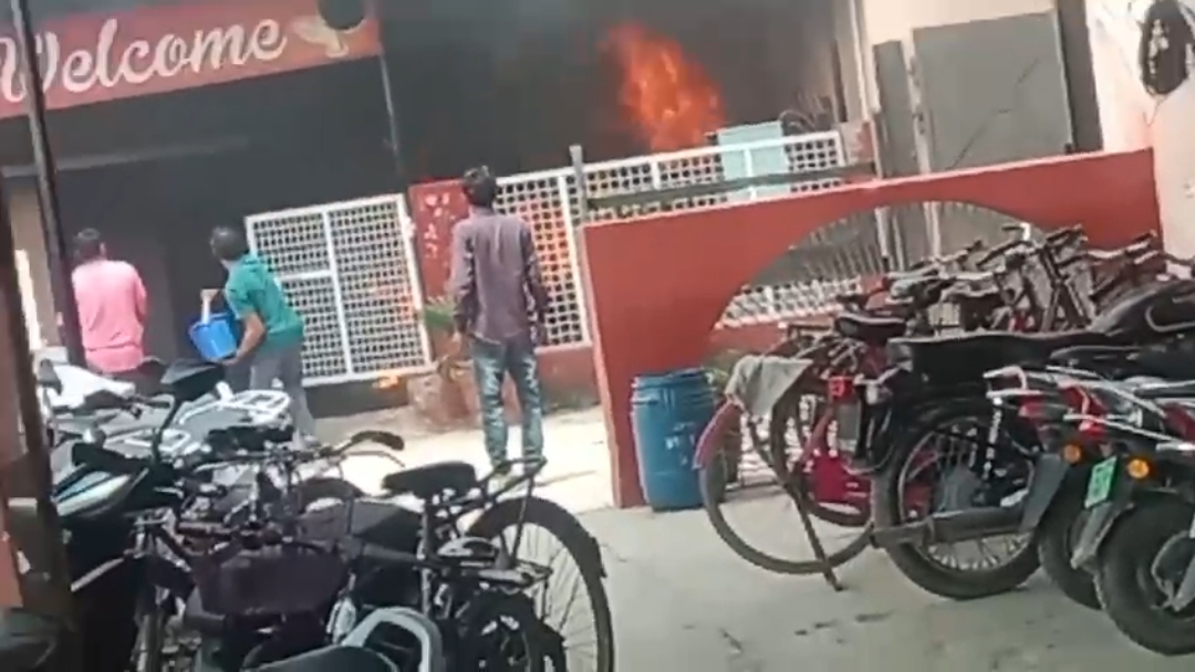 Fire broke out in Sanatan Dharma Mahila Mahavidyalaya, generator burnt to ashes.